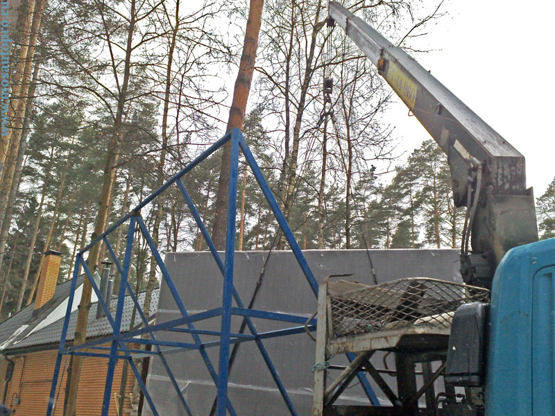 Перевозка негабаритных ворот высотой 3,5 метра с использованием металлической пирамиды манипулятором.