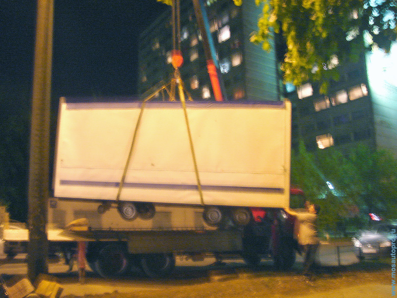 Перевозка металлического тонара на манипуляторе в ночное время.
