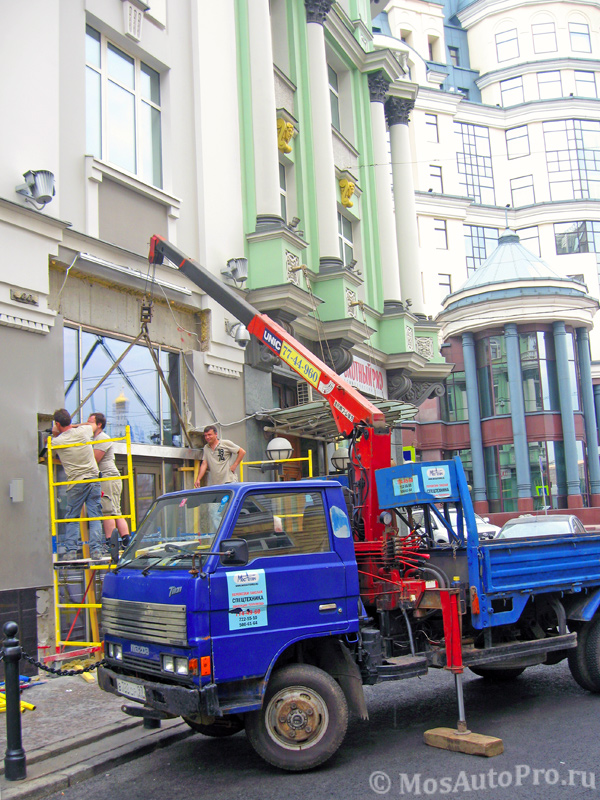 Монтаж козырька с использованием манипулятора небольшого размера в центре Москвы на улице Садовническая.