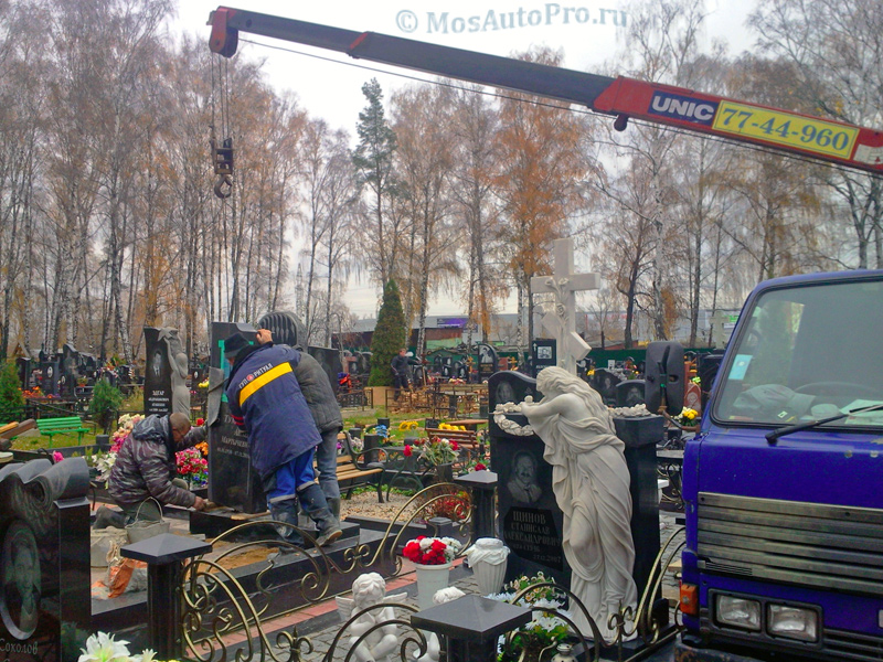 Монтаж памятника маленьким манипулятором на Новолужинском кладбище в Химках.