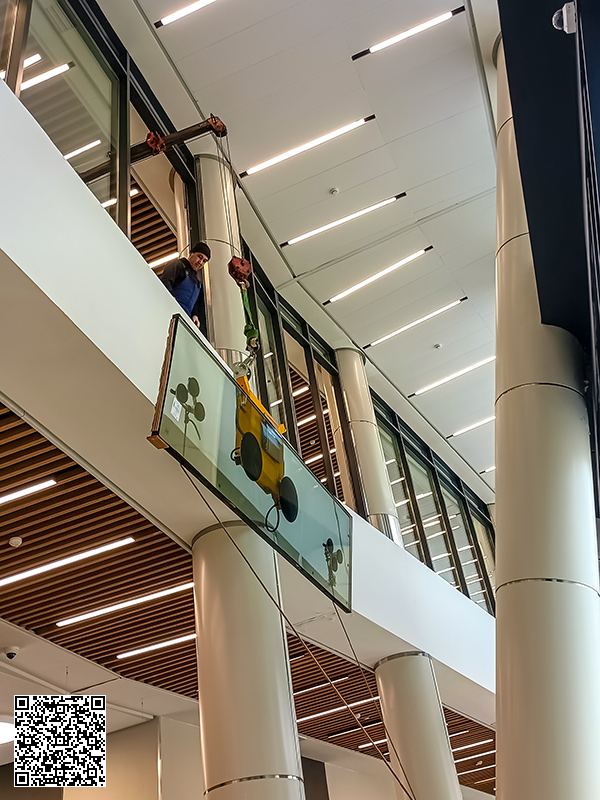 Подъем стеклопакета с 1 этажа на балкон внутри помещения с использованием миникрана паук и вакуумной присоски, подъем миникрана паук на лифте.