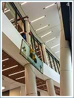 Подъем стеклопакета с 1 этажа на балкон высота 6 метров с помощью миникрана паук.
