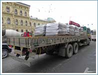 Перевозка газонов рулонных на поддонах в Москве на улицу Старая Площадь.